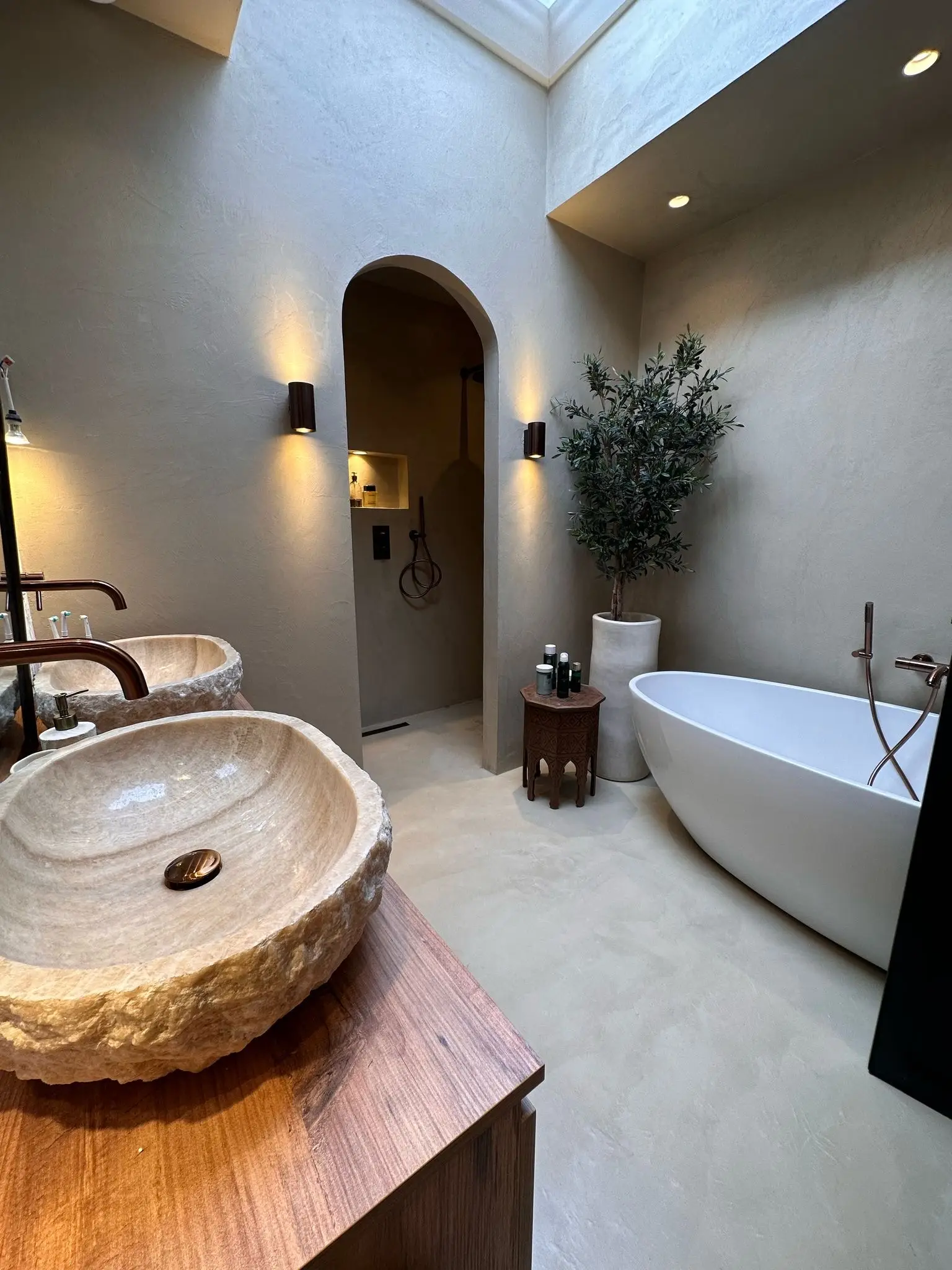 Microcement vloer en wand in een woonkamer