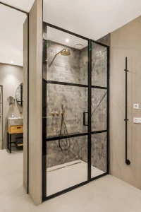 Microcement afwerking detail in een badkamer met PU-topcoat