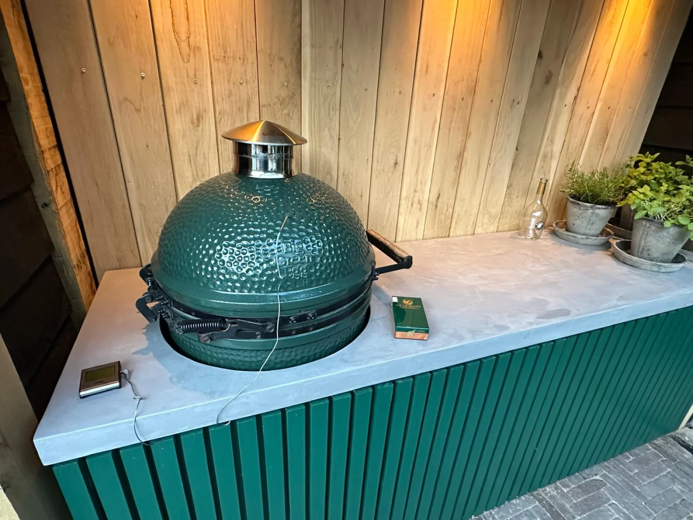 Microcement BBQ-blad in een buitenkeuken met Big Green Egg