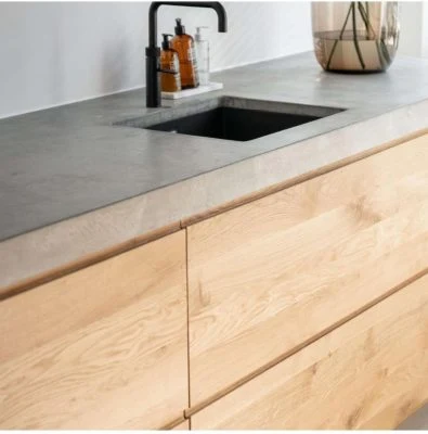 Microcement vloer in een ruime woonkamer met natuurlijk licht