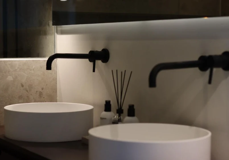 Microcement badkamer met wasmeubel in kleur Chalk